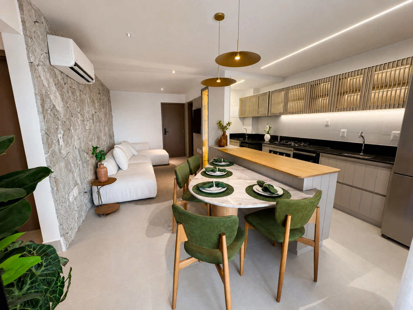 Living do apartamento decorado de 97 m² do Closer 23, com sofá em linho claro e painel muxarabi de madeira