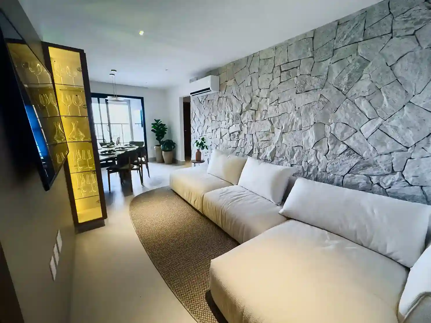Detalhe do living com mesas de centro em madeira e vidro