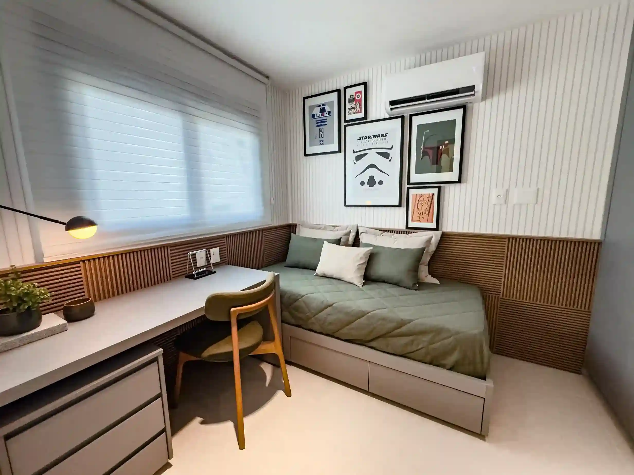 Quarto infantil do decorado em tons de rosa com penteadeira