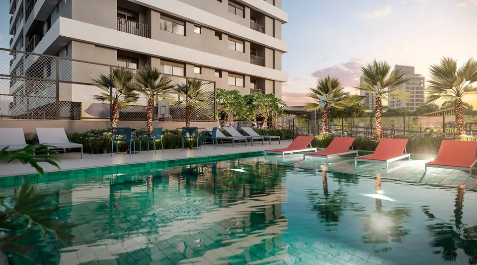 Piscina descoberta do Closer 23 com deck de madeira e espreguiçadeiras